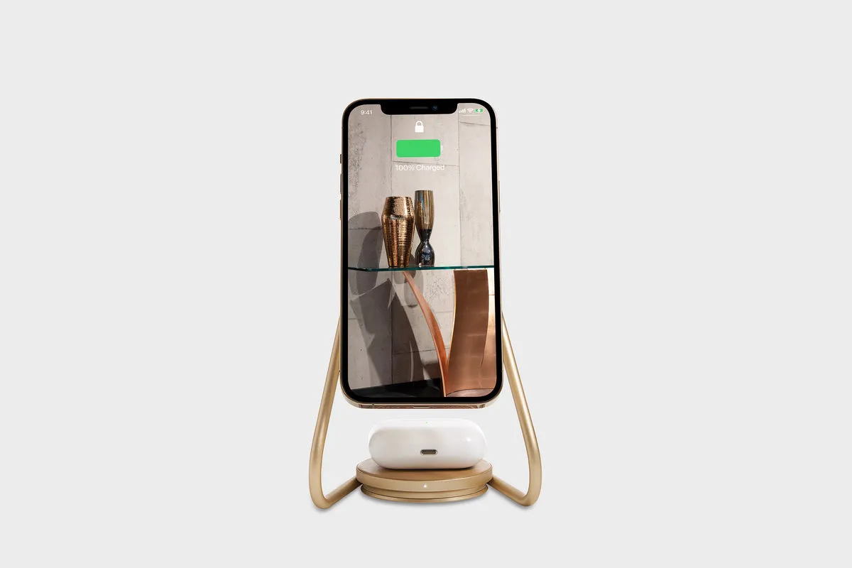 Magnetic Leather Charging Stand in Cortado