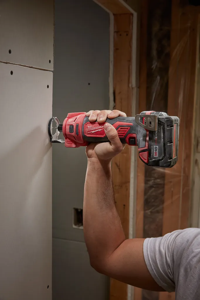 Milwaukee M18 8.9" Cut Out Tool