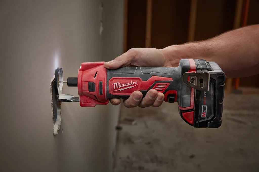 Milwaukee M18 8.9" Cut Out Tool